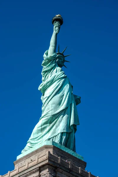 Vista Cercana Estatua Libertad Nueva York Cielo Azul Fondo — Foto de Stock