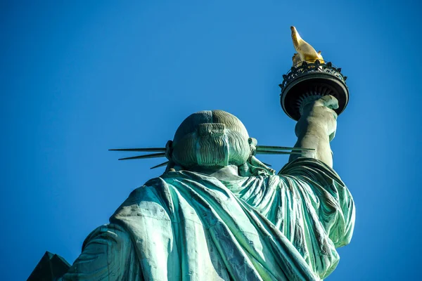 Vista Trasera Cercana Estatua Libertad Nueva York Cielo Azul Fondo — Foto de Stock