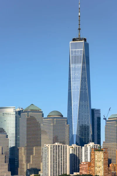 アメリカのリバティー島からニューヨークの街の風景 マンハッタン複数の高層ビル — ストック写真