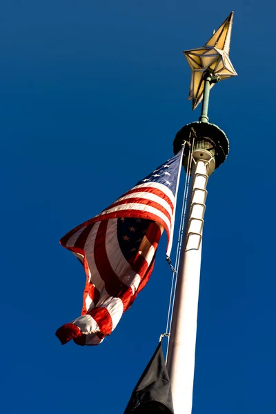 Vista Cercana Asta Bandera Con Bandera Americana Estrella Centro Nueva — Foto de Stock