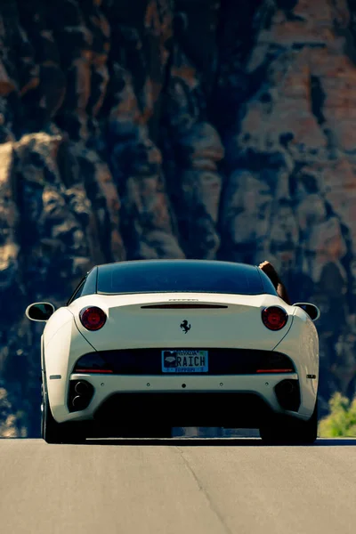 Nevada Usa Szeptember 2019 Mozgó Ferrari Úton Red Rock Canyon — Stock Fotó