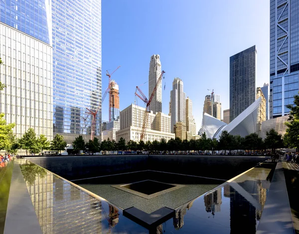 New York Usa 2019年9月 国立9月11日記念美術館 緑と人々 遠くの高層ビルの景色 — ストック写真