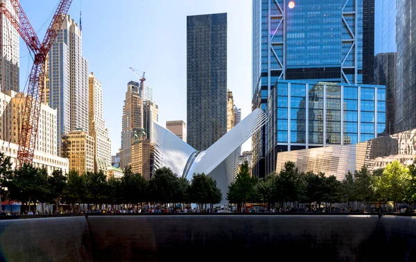 New York Usa 2019年9月 国立9月11日記念美術館 緑と人々 遠くの高層ビルの景色 — ストック写真