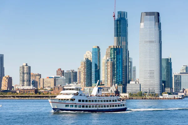 New York Usa September 2019 Cityscape City Ferry Boat Skyscrapers — Stock Photo, Image
