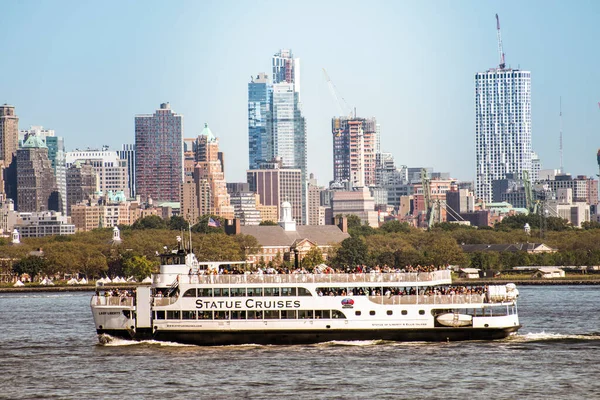 2019年9月 城市从渡船上的城市景观 摩天大楼 漂浮的渡船 — 图库照片