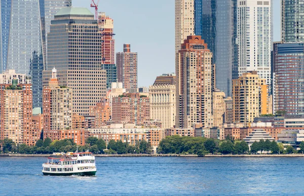 New York Usa September 2019 Cityscape Manhattan Ferry Boat Skyscrapers — Stock Photo, Image