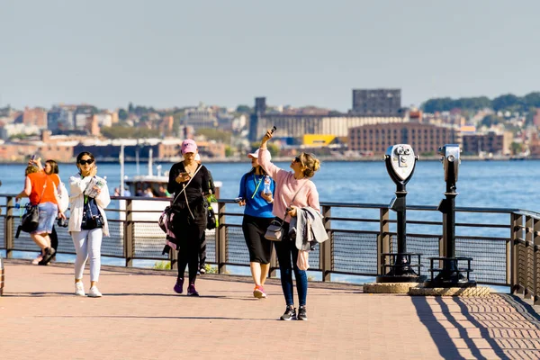 New York Usa September 2019 Multiple Tourists Walking Liberty Island — Stock Photo, Image