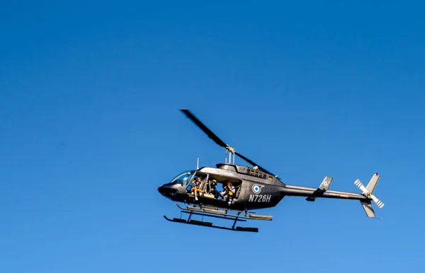 New York Abd Eylül 2019 Uçan Helikopter Mavi Temiz Gökyüzü — Stok fotoğraf