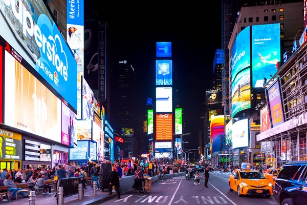 NEW YORK, ABD - EPTEMBER, 2019: gece Times Meydanı görüntüsü. Bir sürü aydınlanma, gökdelenler hakkında reklam, bir sürü insan.