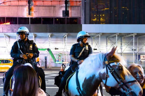 Nueva York Septiembre 2019 Dos Policías Caballo Centro Ciudad —  Fotos de Stock
