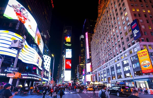 2019年9月 时代广场的夜景 大量的照明 摩天大楼正面的广告 免版税图库照片