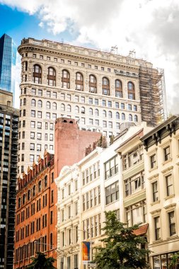 NEW YORK, ABD - EPTEMBER, 2019: Şehir merkezindeki Flatiron binası, diğer yerleşim yerleri