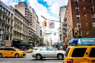 NEW YORK, ABD - EPTEMBER, 2019: yerleşim bölgesinin sokak manzarası. Birden fazla bina, araba, insan.