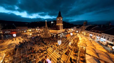 Romanya 'nın Brasov kentindeki Konsey Meydanı' nın hava aracı geniş görüş alanına sahip. Noel için dekore edilmiş eski şehir merkezi. İlçe Tarih Müzesi, binalar, insanlar