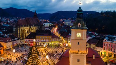 Romanya 'nın Brasov kentindeki Konsey Meydanı' nın hava aracı görüntüsü. Noel için dekore edilmiş eski şehir merkezi. İlçe Tarih Müzesi, binalar, insanlar
