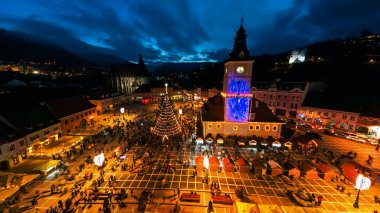 Romanya 'nın Brasov kentindeki Konsey Meydanı' nın hava aracı geniş görüş alanına sahip. Noel için dekore edilmiş eski şehir merkezi. İlçe Tarih Müzesi, binalar, insanlar