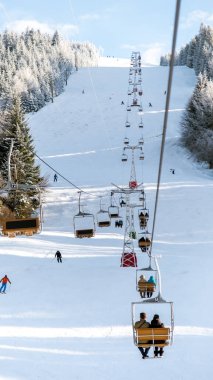 Kışın Karpatlar 'da teleferikler, karlı dağlarda kayakçılar, Romanya