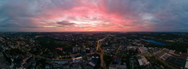 Chisinau 'nun günbatımında hava aracı panoramik görüntüsü. Birden fazla binanın, parkın, yolların manzarası. Moldova