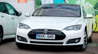 CHISINAU, MOLDOVA - HAZİRAN, 2022: Tesla Model S P90 'a park ücreti