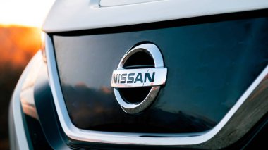 CHISINAU, MOLDOVA - HAZİRAN, 2022: Elektrik Nissan Yaprağı üzerinde logo, yakın görüş
