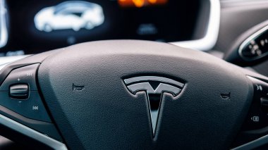 CHISINAU, MOLDOVA - 2022: Tesla Model S P90 iç mimarisi. Direksiyon simidi