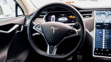 CHISINAU, MOLDOVA - 2022: Tesla Model S P90 iç mimarisi. Bilgiyi gösteren direksiyon ve görüntüler