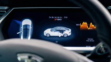 CHISINAU, MOLDOVA - 2022: Tesla Model S P90 iç mimarisi. Araba ve tüketim hakkında bilgileri gösteren direksiyon ve görüntüleme
