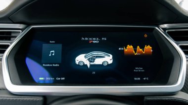 CHISINAU, MOLDOVA - 2022: Tesla Model S P90 iç mimarisi. Araba ve tüketim hakkında bilgi gösterme