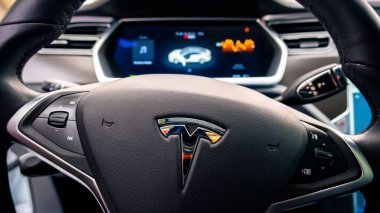 CHISINAU, MOLDOVA - 2022: Tesla Model S P90 iç mimarisi. Direksiyon simidi