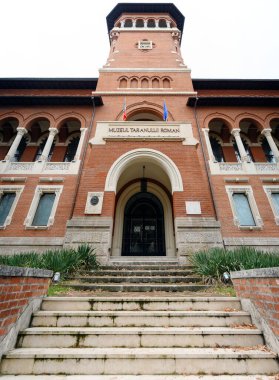 Bükreş 'teki Romanya Köylü Müzesi manzarası. Giriş, cephe, bulutlu gökyüzü