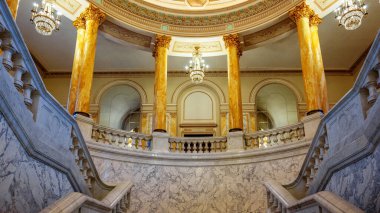 Romanya 'nın Bükreş kentindeki Ulusal Sanat Müzesi' nin içi. Altın detaylar, mermer, resim