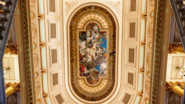 Romanya 'nın Bükreş kentindeki Ulusal Sanat Müzesi' nin içi. Altın detaylar, mermer, resim