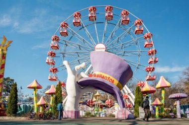 BUCHAREST, ROMANIA - 2021 ARALIK: Miramagica lunaparkı, eğlenceler, ziyaretçiler