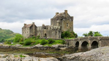 İngiltere, İskoçya 'daki Eilean Donan Kalesi manzarası. Loch Duich Fjord Gölü 'ndeki harabe, doğada seyrek bitki örtüsü var.