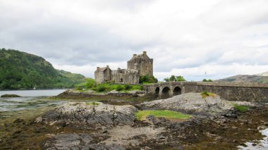 İngiltere, İskoçya 'daki Eilean Donan Kalesi manzarası. Loch Duich Fjord Gölü 'ndeki harabe, doğada seyrek bitki örtüsü var.
