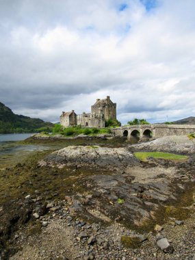 İngiltere, İskoçya 'daki Eilean Donan Kalesi manzarası. Loch Duich Fjord Gölü 'ndeki harabe, doğada seyrek bitki örtüsü var.