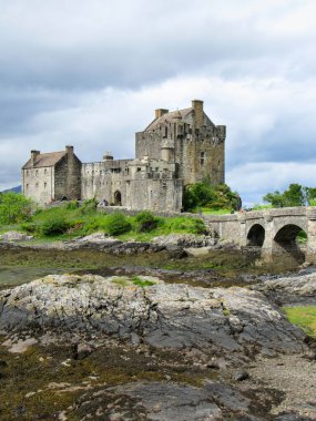İngiltere, İskoçya 'daki Eilean Donan Kalesi manzarası. Loch Duich Fjord Gölü 'ndeki harabe, doğada seyrek bitki örtüsü var.