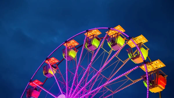 Ett Färgglatt Pariserhjul Med Flera Hytter Blå Timme Foto — Stockfoto