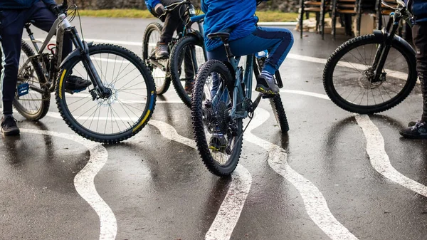 骑自行车的孩子们成群结队地在城市里骑马 — 图库照片