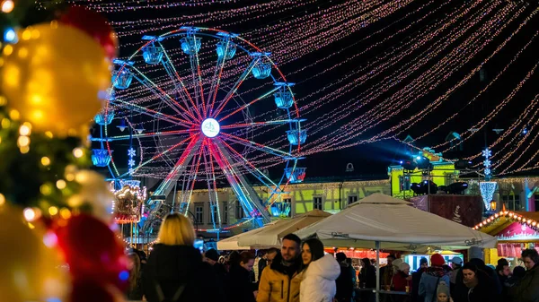 Sibiu Roemenië December 2021 Kerstmarkt Oude Stad Ferris Wiel Mensen — Stockfoto