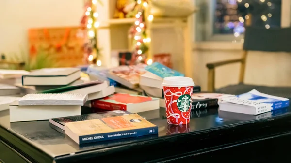 Brasov Romania December 2021 Starbucks Christmas Paper Cup Library Books — Stock Photo, Image