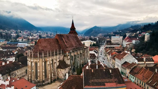 Romanya 'nın Brasov kentindeki Kara Kilise' nin insansız hava aracı görüntüsü. Kışın eski şehir merkezi