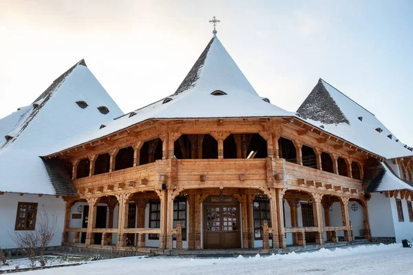 Vista Del Monasterio Barsana Invierno Rumania Patio Interior Con Edificio —  Fotos de Stock