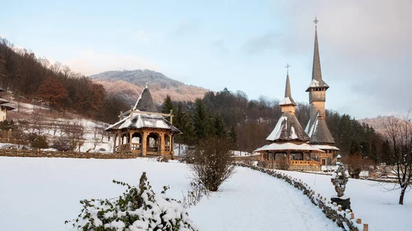 Widok Klasztor Barsana Zimą Rumunia Wewnętrzny Dziedziniec Budynkami Śnieg — Zdjęcie stockowe