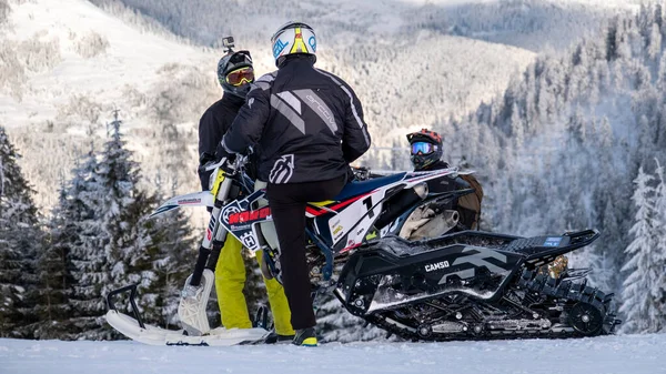 Sighetu Marmatiei Roemenië Januari 2022 Mannen Sneeuwscooter Karpaten Winter Skigebied — Stockfoto