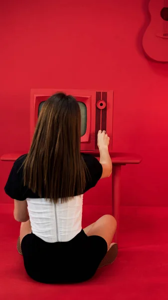 Ung Kvinna Poserar Studio Med Röda Väggar Och Möbler Slå — Stockfoto