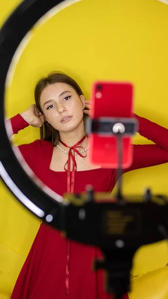 Young Woman Red Dress Posing Front Phone Tripod Circular Lamp — Stock Photo, Image