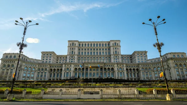 Breed Uitzicht Het Paleis Van Het Parlement Boekarest Roemenië Tuin — Stockfoto