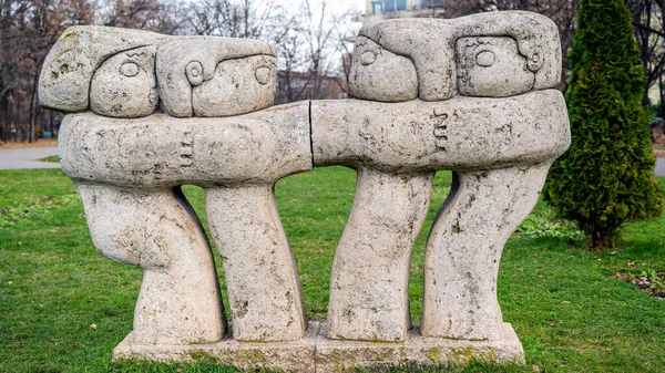 Scultura Arte Nazionale Parco Bucarest Romania Alberi Ingialliti Sullo Sfondo — Foto Stock