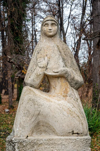 Nationalskulptur Park Bukarest Rumänien Gulnade Träd Bakgrunden — Stockfoto